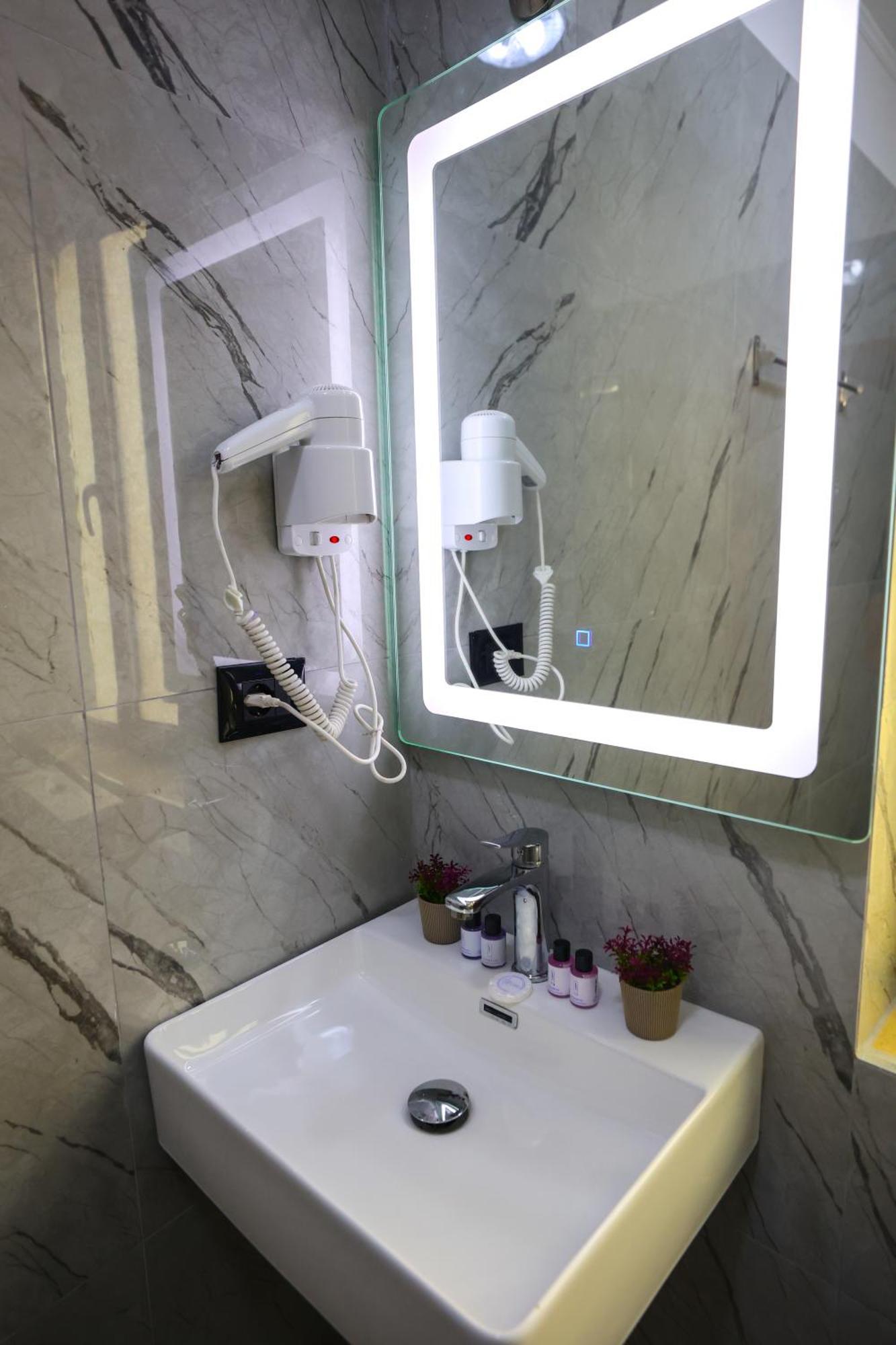 Vila Alizee Hotel Тирана Экстерьер фото