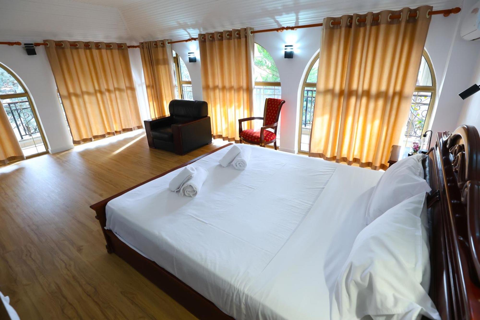 Vila Alizee Hotel Тирана Экстерьер фото
