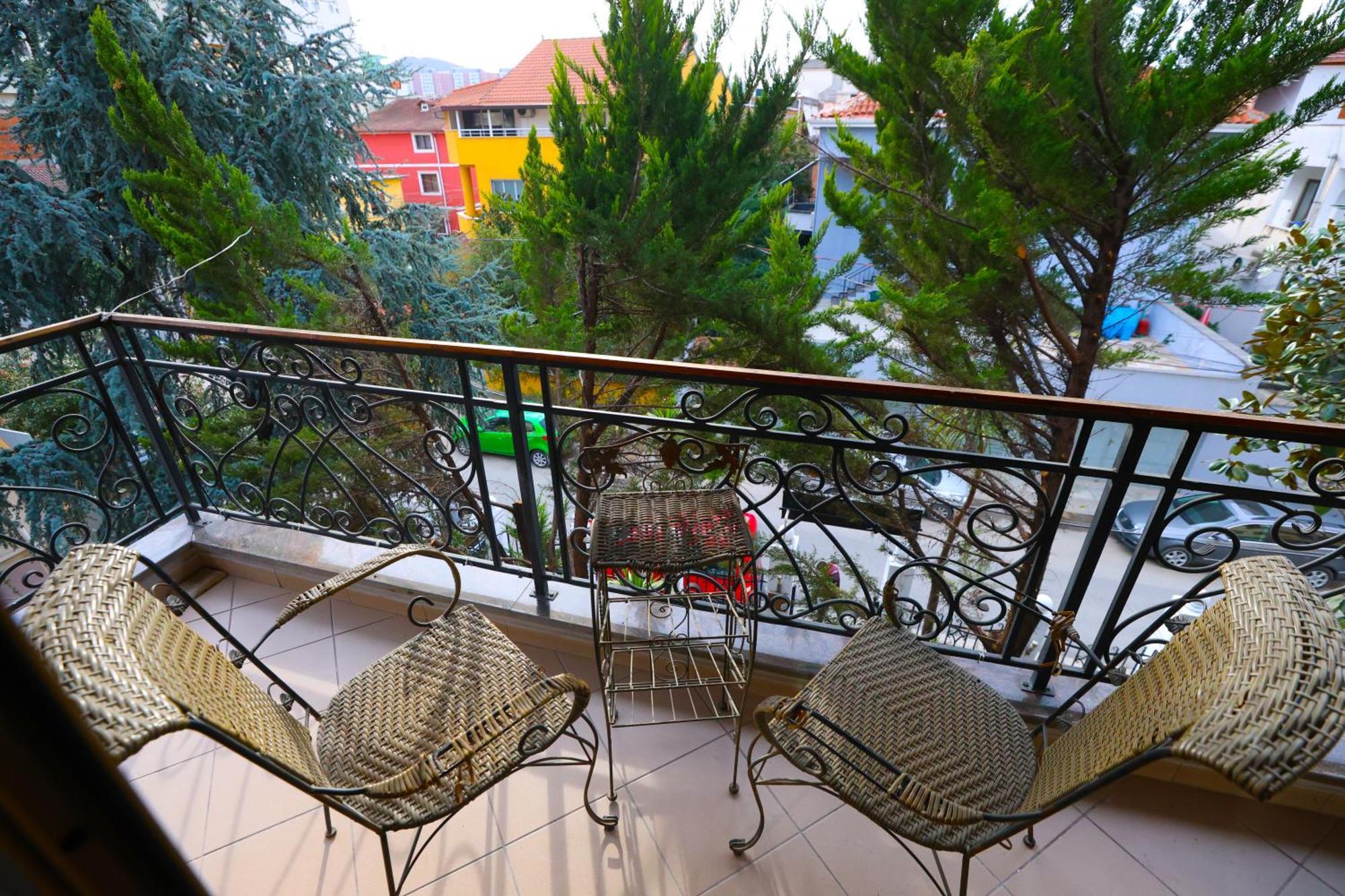 Vila Alizee Hotel Тирана Экстерьер фото
