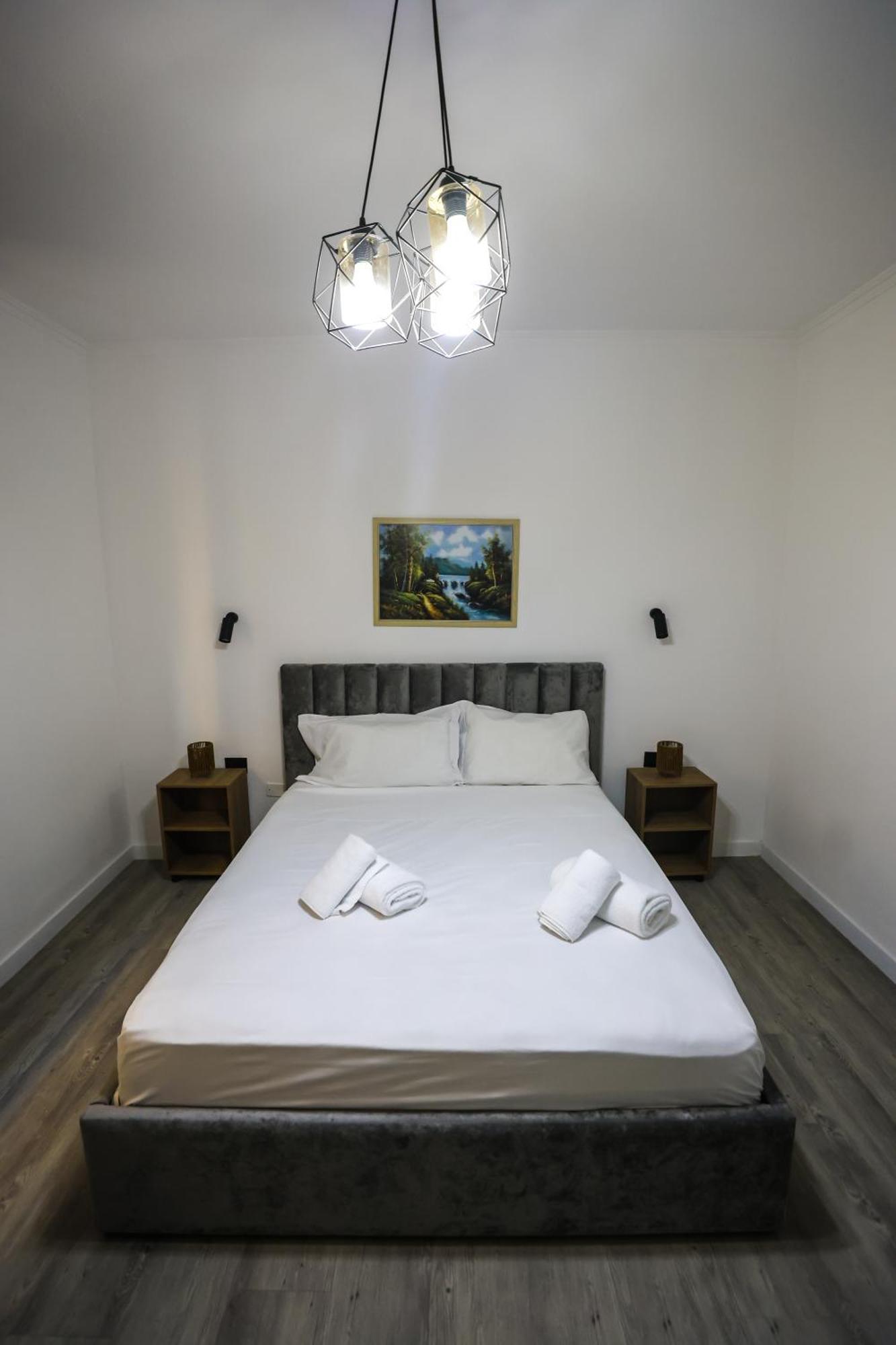 Vila Alizee Hotel Тирана Экстерьер фото