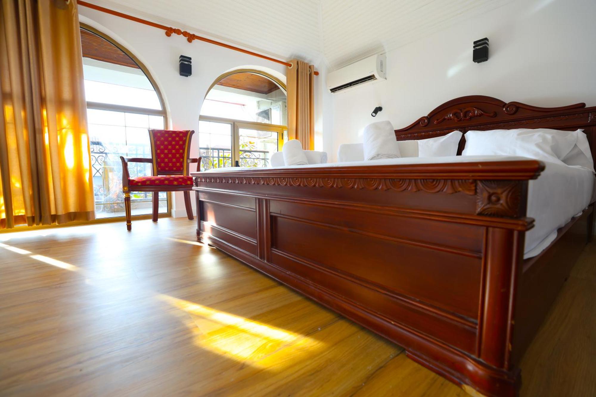 Vila Alizee Hotel Тирана Экстерьер фото