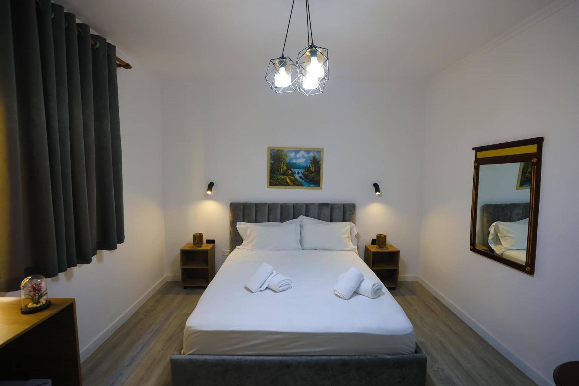 Vila Alizee Hotel Тирана Экстерьер фото