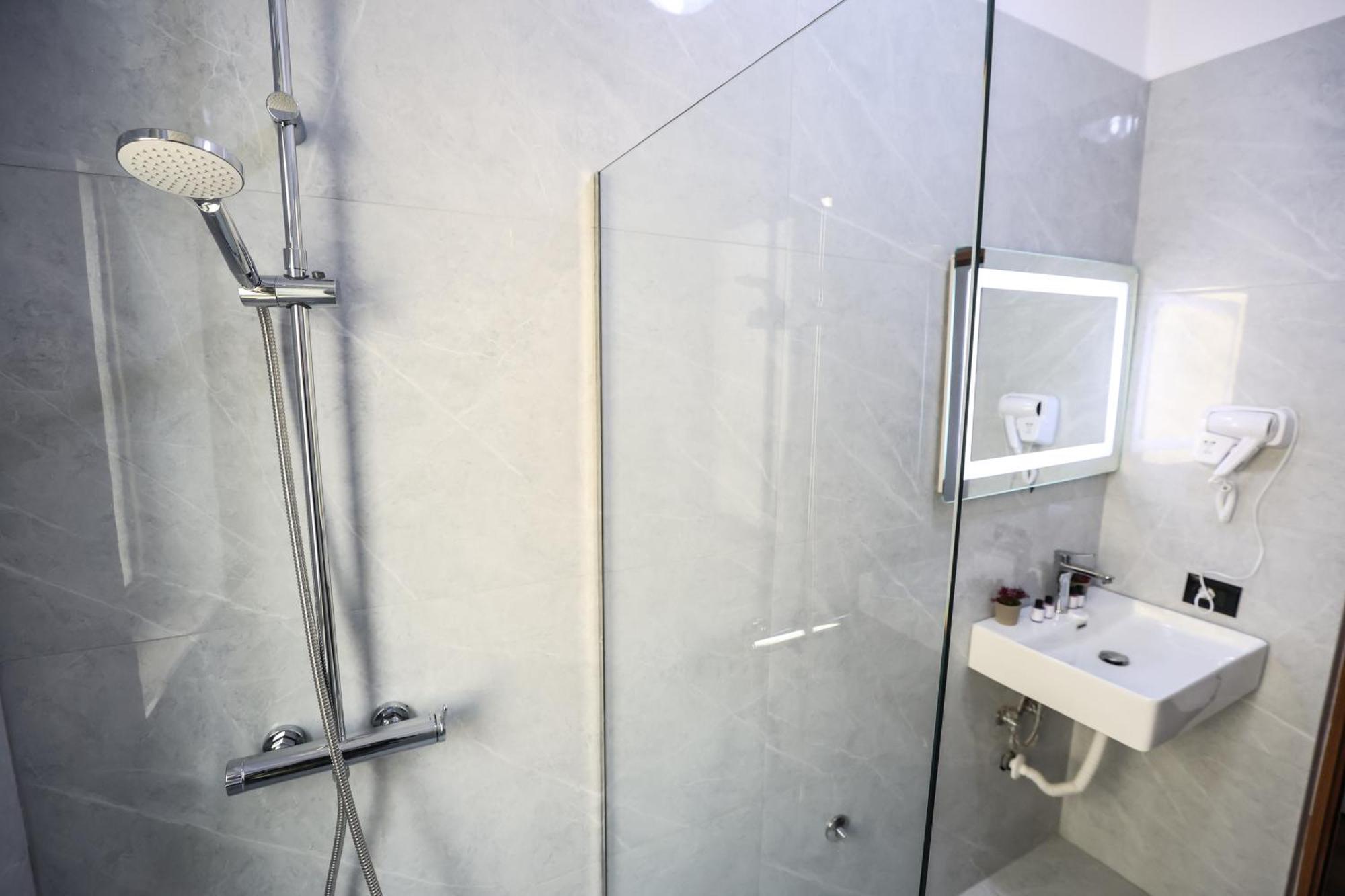 Vila Alizee Hotel Тирана Экстерьер фото