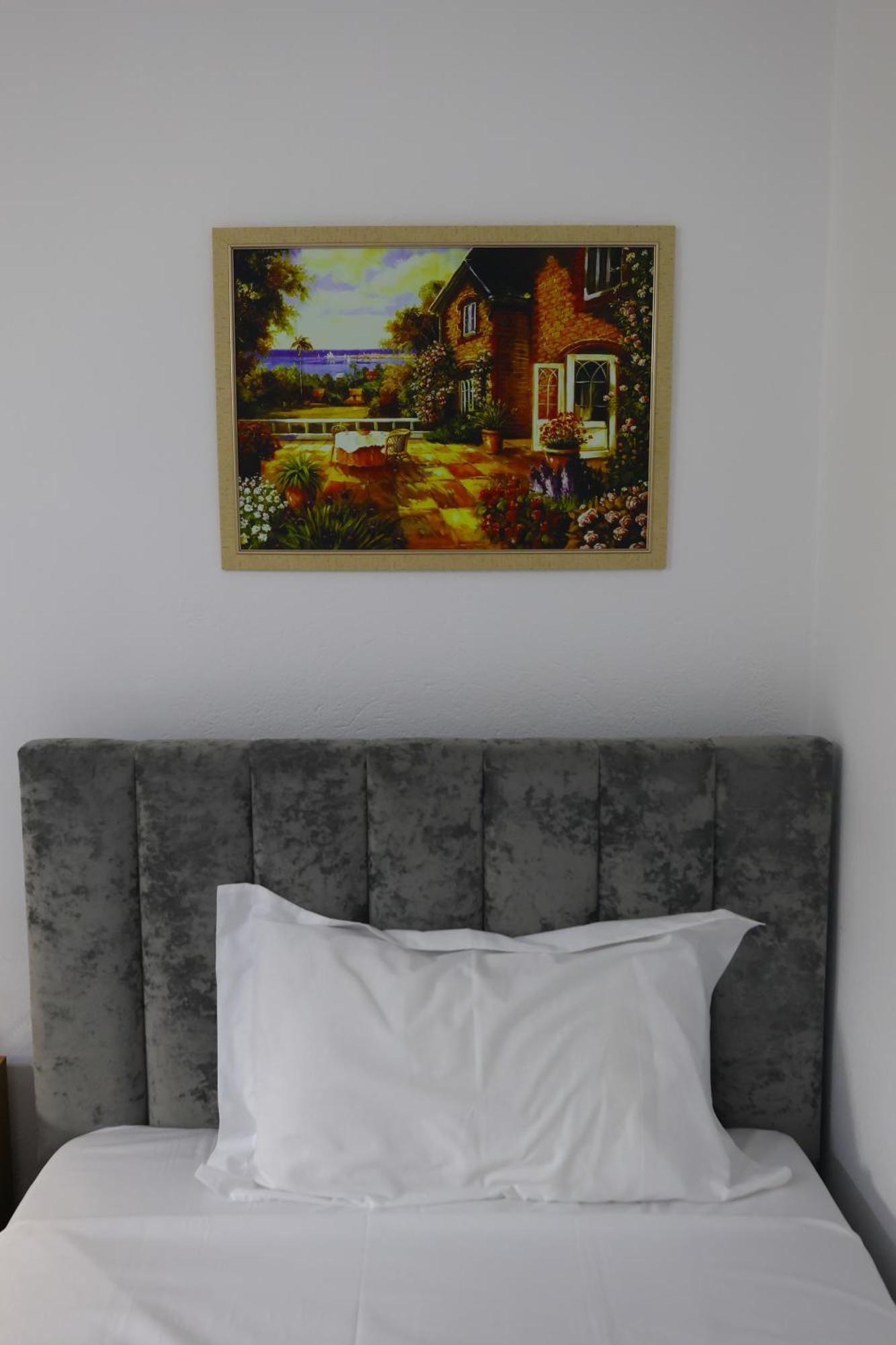 Vila Alizee Hotel Тирана Экстерьер фото