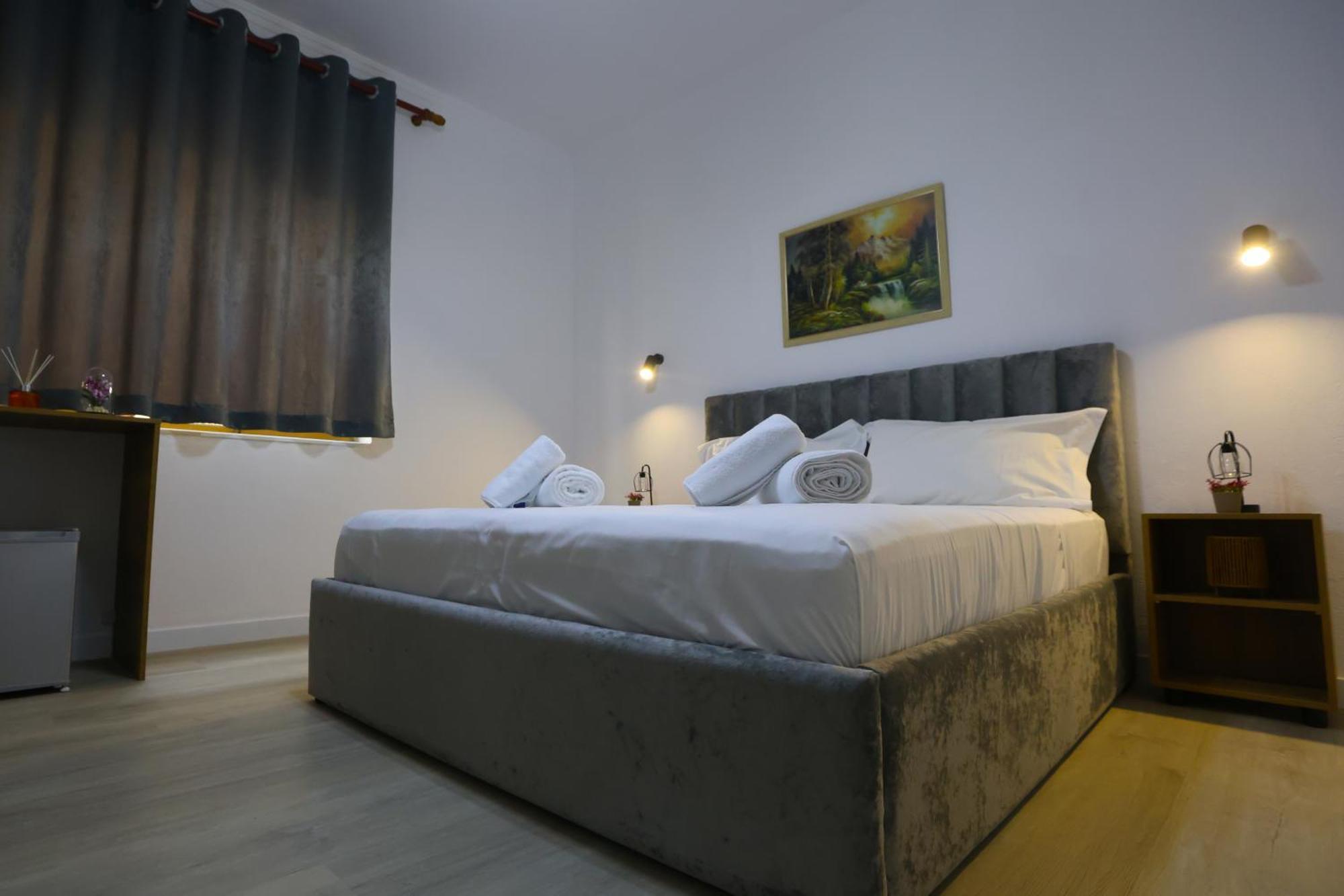 Vila Alizee Hotel Тирана Экстерьер фото