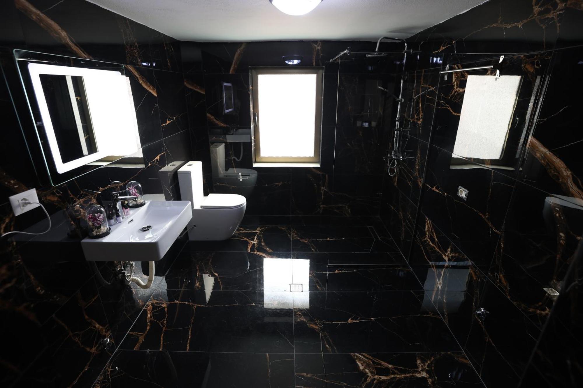 Vila Alizee Hotel Тирана Экстерьер фото