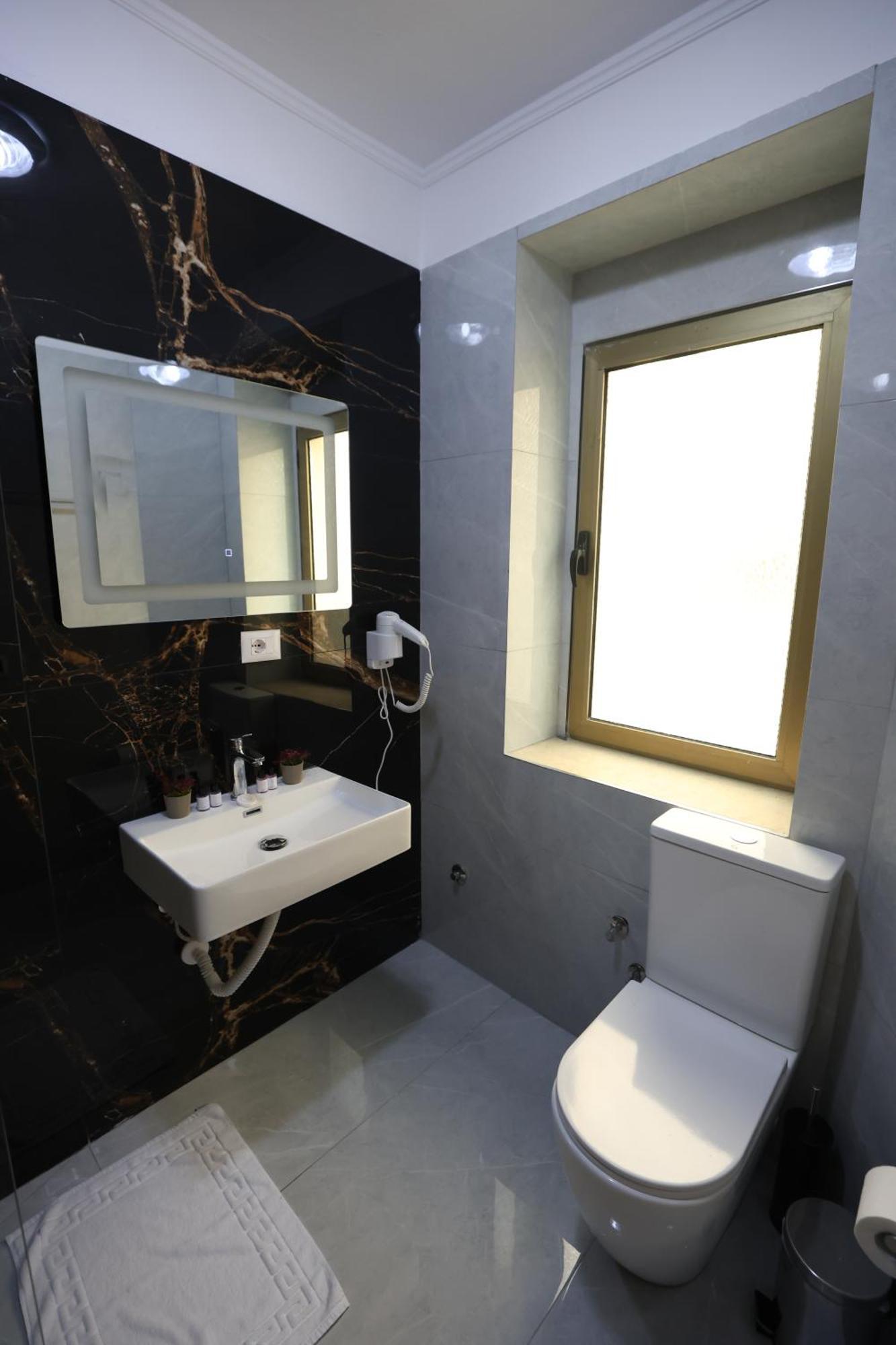 Vila Alizee Hotel Тирана Экстерьер фото
