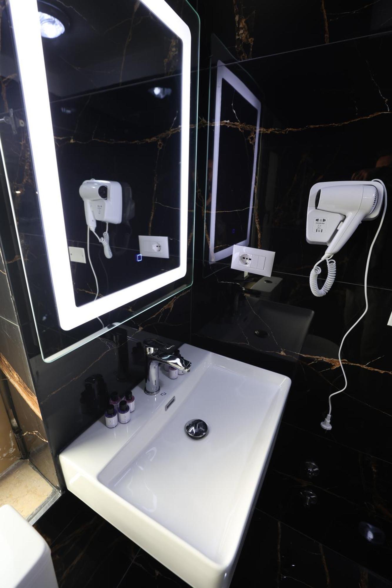 Vila Alizee Hotel Тирана Экстерьер фото