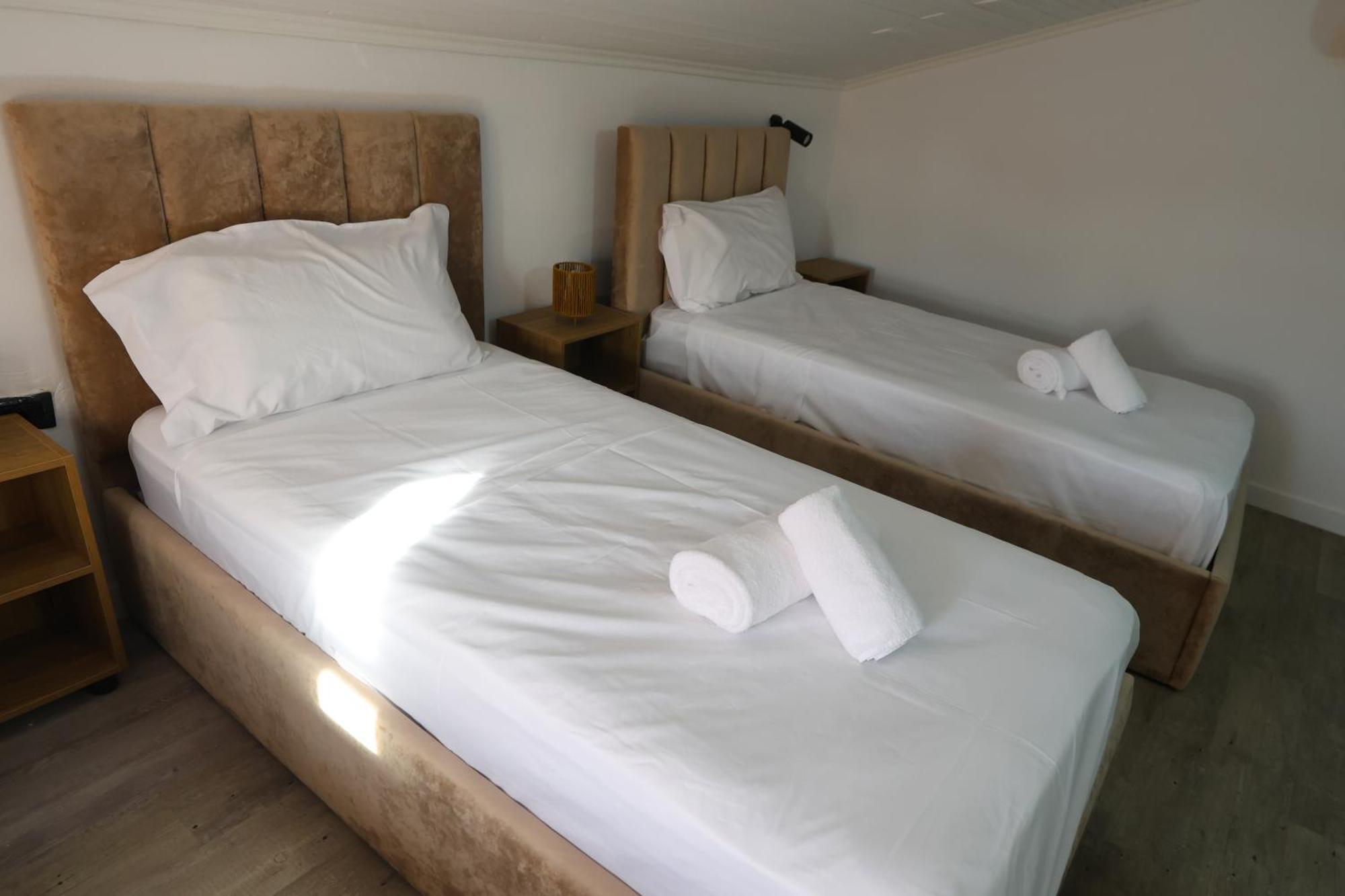 Vila Alizee Hotel Тирана Экстерьер фото